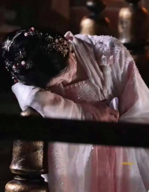 女明星拍戏晕倒背后：连轴转成常态，剧组高强度工作压力大