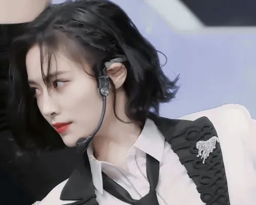 杨超越宋茜林允许佳琪周迅_女明星睡姿照片_女星奇葩睡姿揭秘