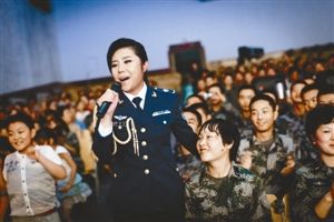文工团女兵遭家人劝退伍：给人印象不好 难找对象
