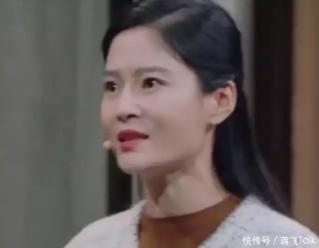 王媛可摔倒展现格局_王媛可红毯摔跤表情管理_女明星摔跤秀